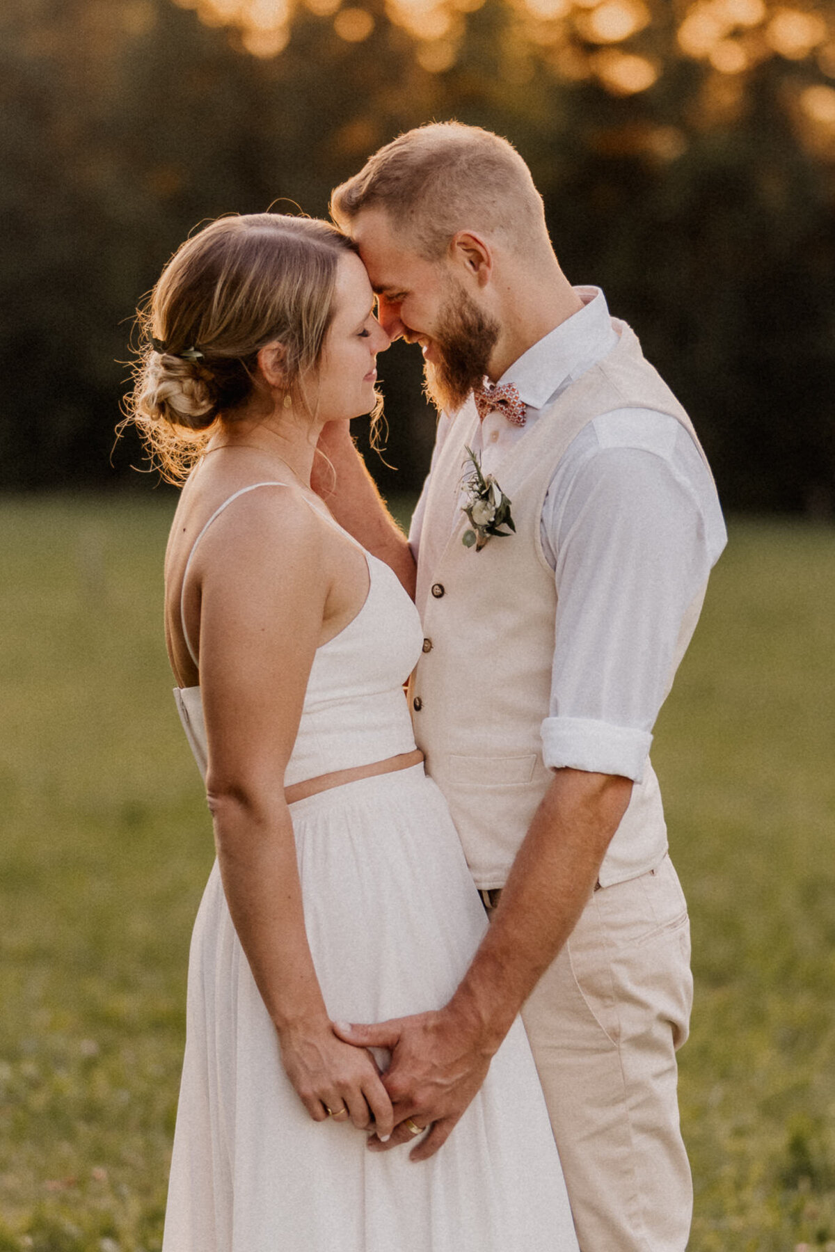 Brautpaar in innigem Moment bei natürlichem Sunset-Shooting zur Hochzeit

