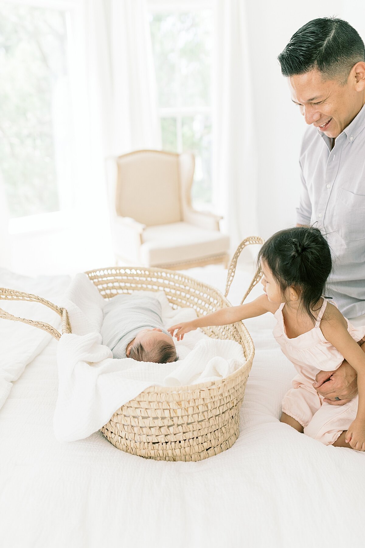 in-home-lifestyle-session-charleston-newborn-photographer-caitlyn-motycka-photography_0026