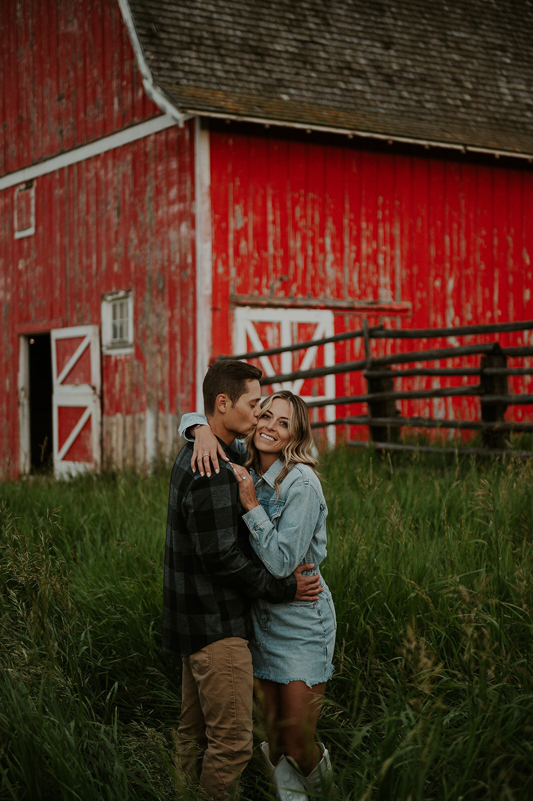 presley-gray-vintage-barn-engagement9418