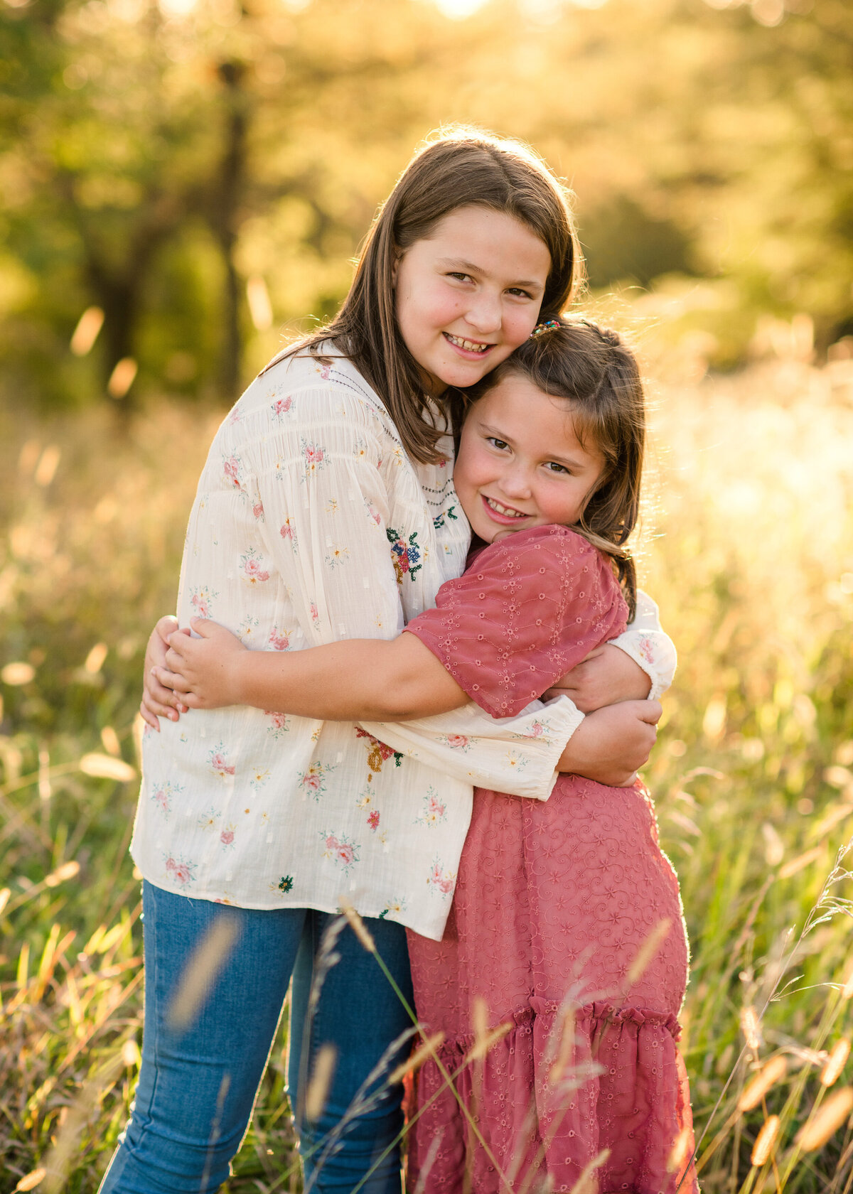 Des-Moines-Iowa-Family-Photographer-Theresa-Schumacher-Photography-Golden-Hour-Grass-Sisters-Hugging