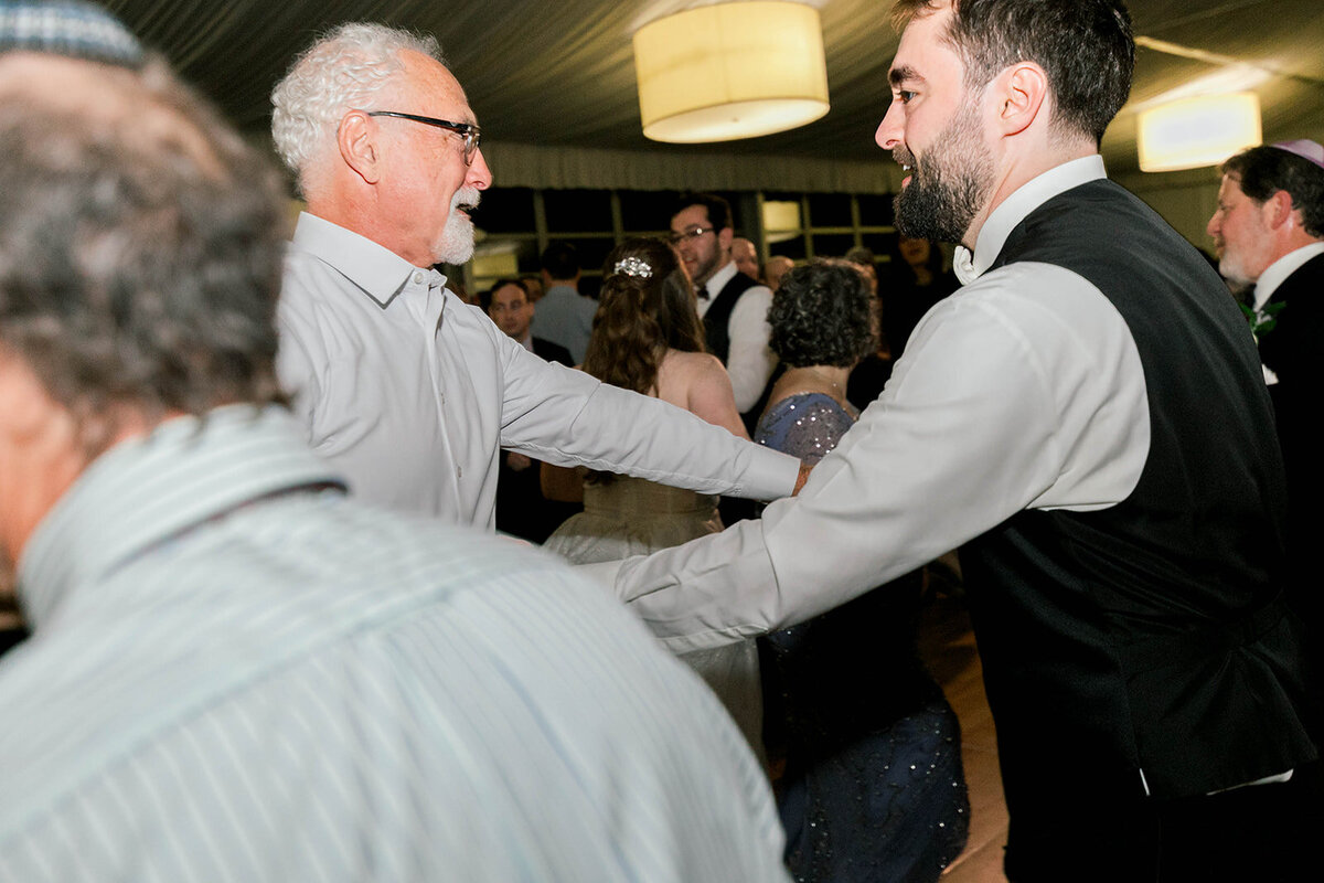Eliana-Melmed-Photography-Chicago-LosAngeles-Jewish-WeddingPhotography-SimchaDancing-00177