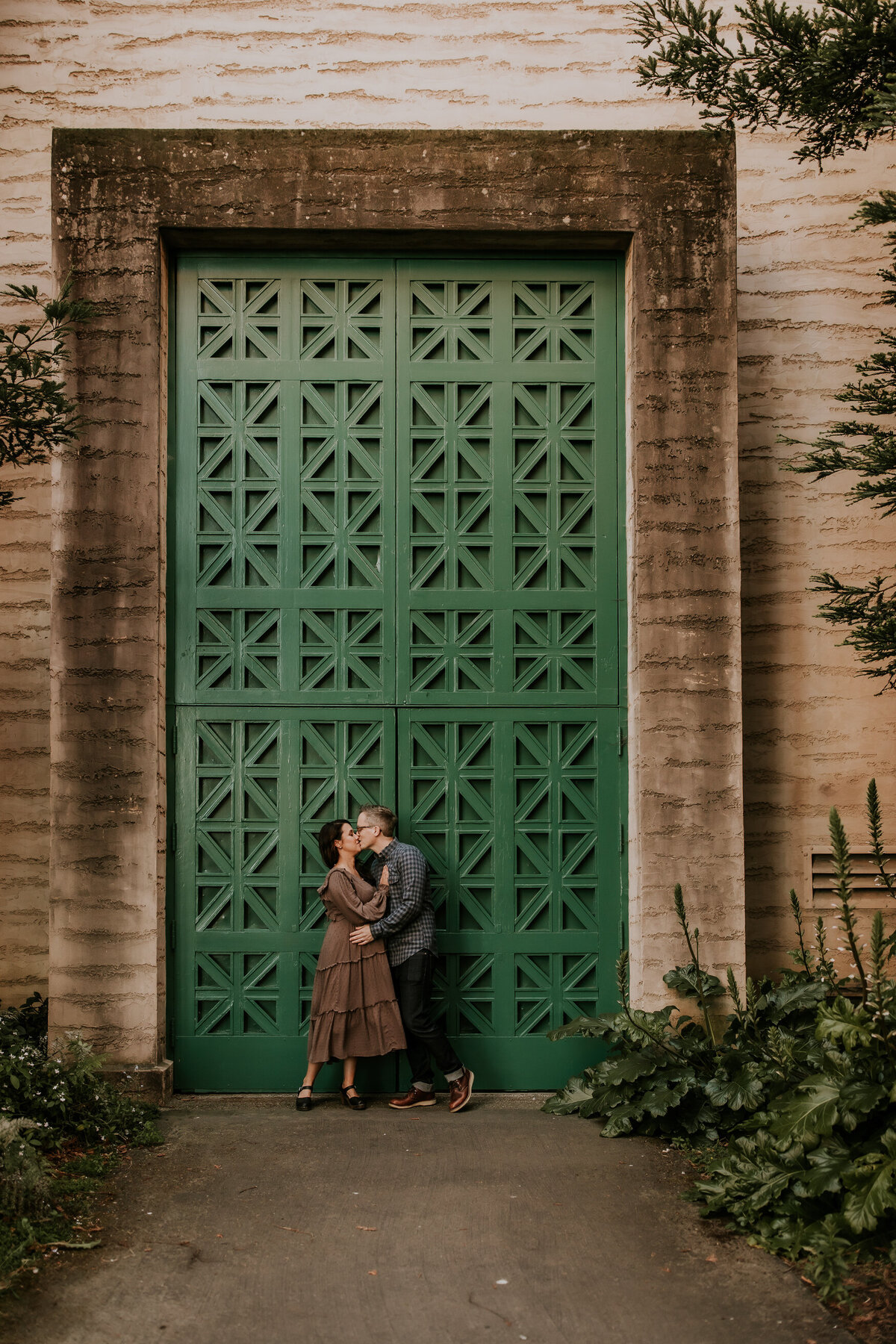 Palace of fine arts maternity photography session with couple kissing