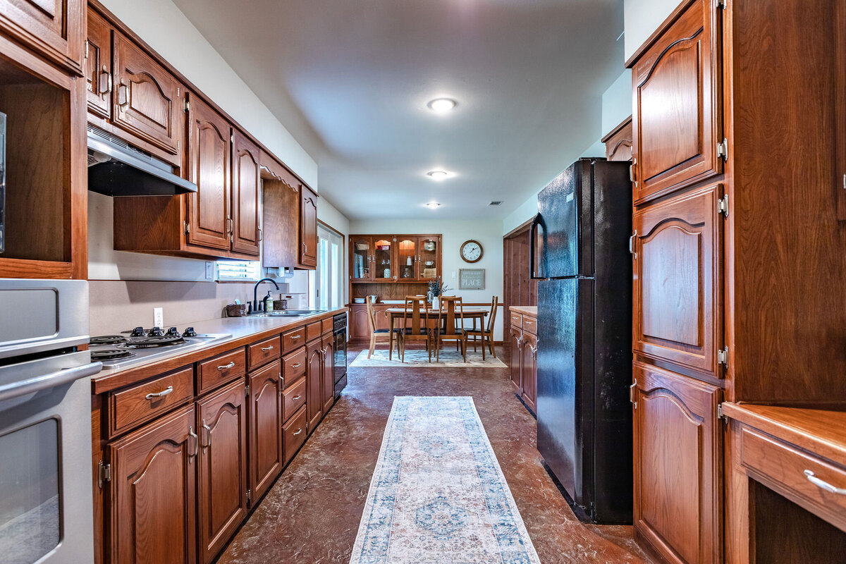 Fully stocked kitchen in this three-bedroom, two-bathroom ranch house for 7 with incredible hiking, wildlife and views.