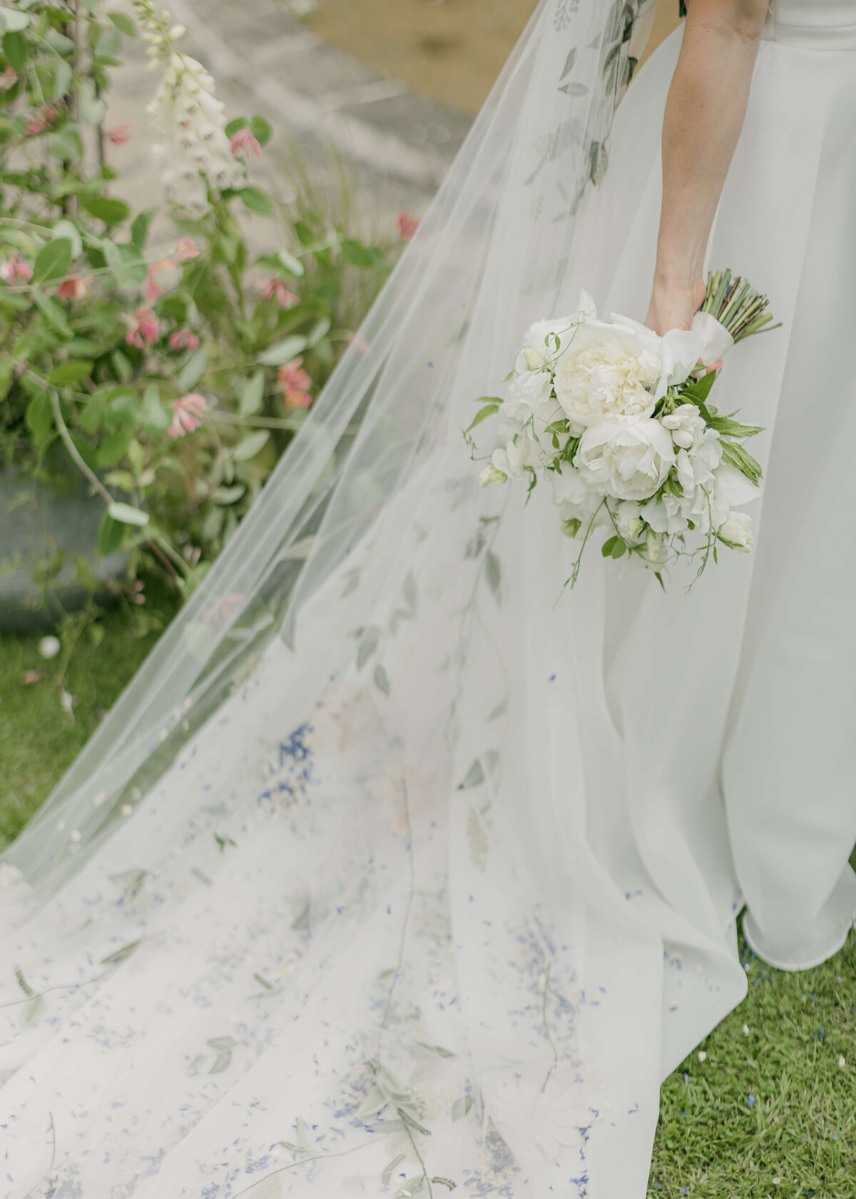 chloe-winstanley-weddings-cotswolds-cornwell-manor-confetti-floral-toni-federici-veil-bouquet