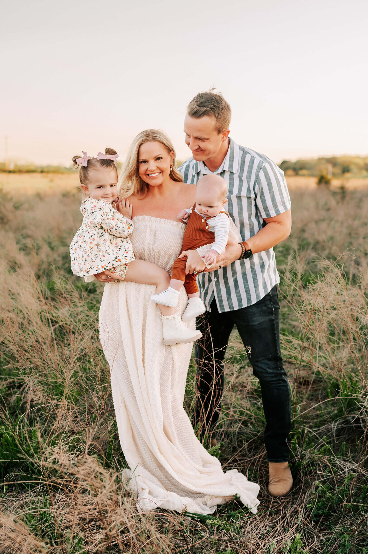 Springfield MO family photographer Jessica Kennedy of The XO Photography captures family cuddling at sunset