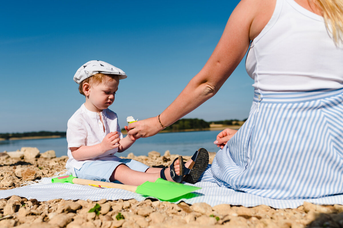 Mum and son having a ppicnic during rutland water family photoshoot