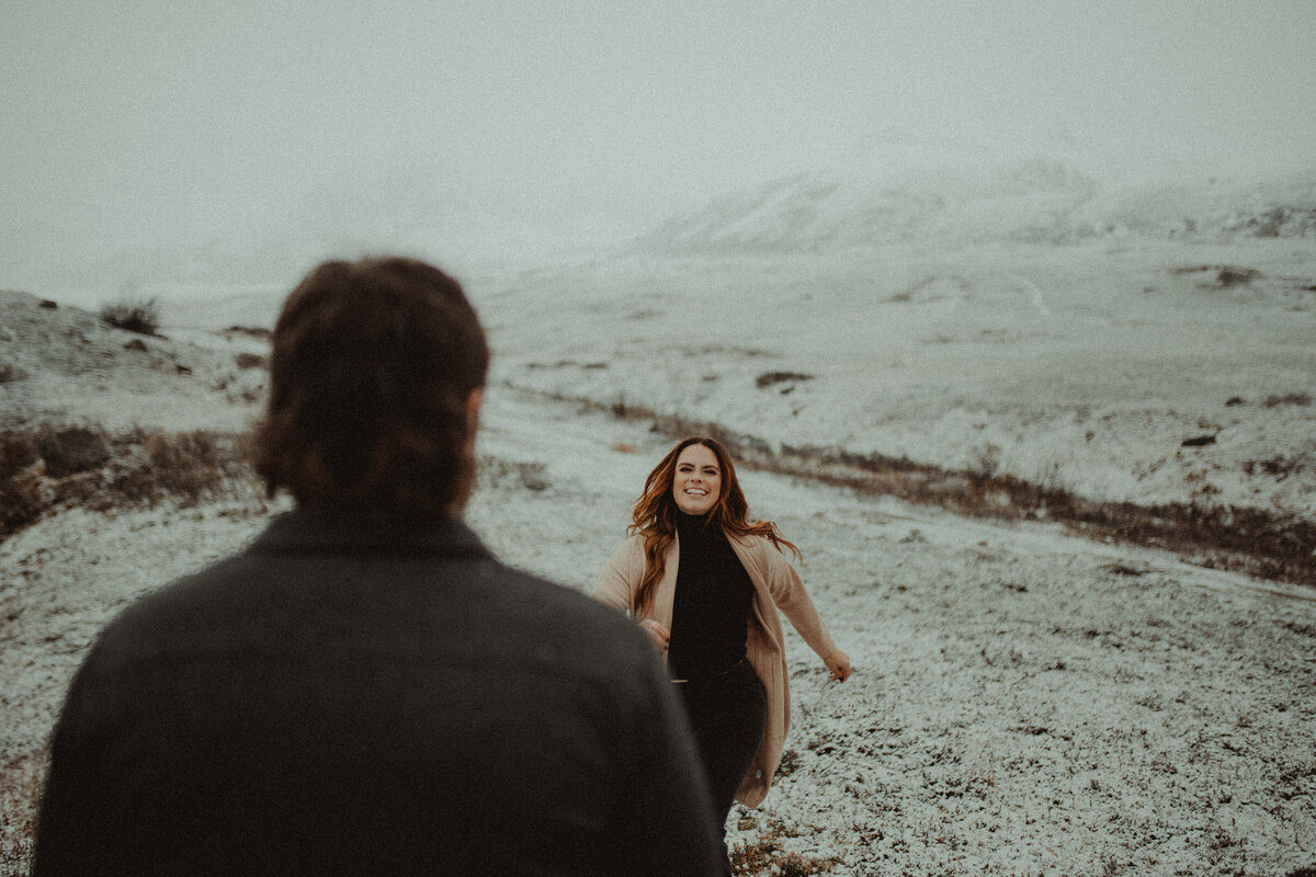 alaska couples photos in the mountains