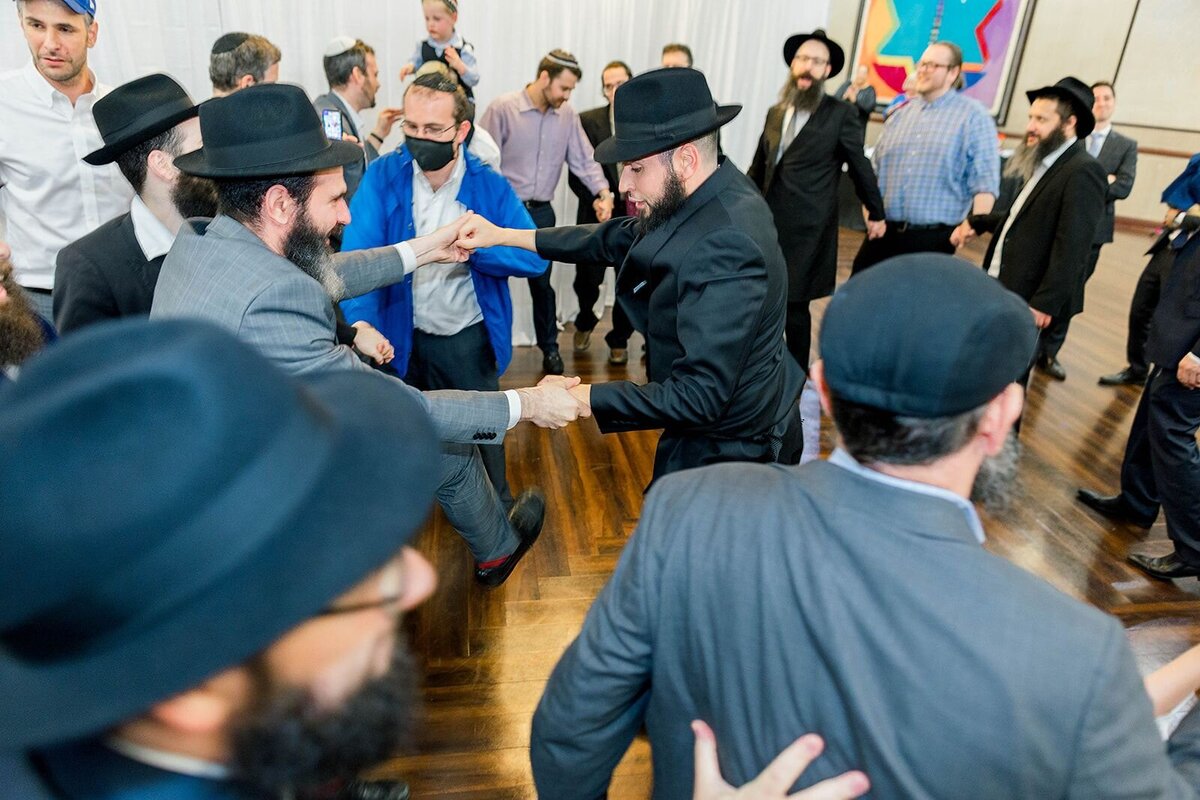 Eliana-Melmed-Photography-Chicago-LosAngeles-Jewish-WeddingPhotographer-CarmiKalman-MensDancing-00047