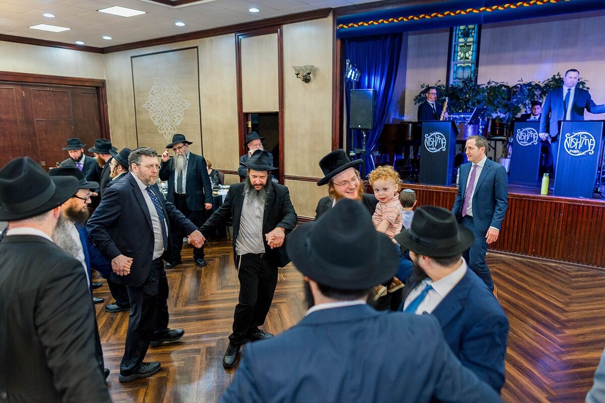 Eliana-Melmed-Photography-Chicago-LosAngeles-Jewish-WeddingPhotographer-CarmiKalman-MensDancing-00128