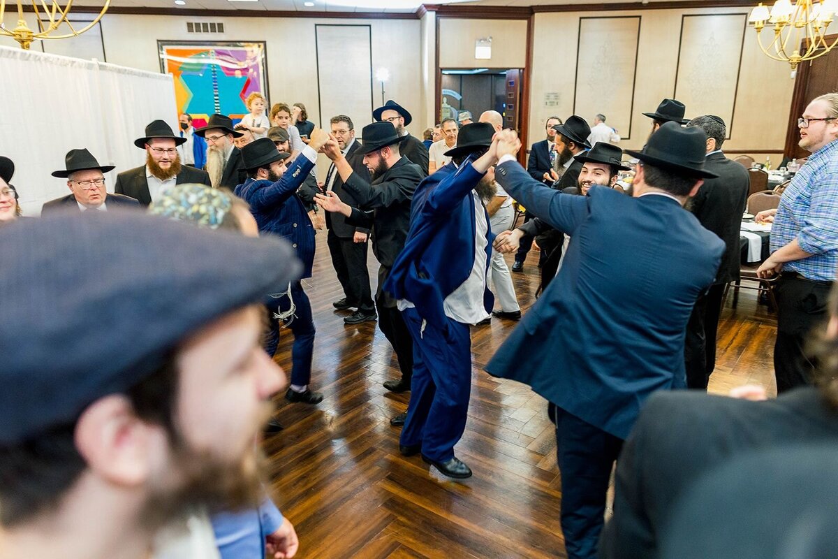 Eliana-Melmed-Photography-Chicago-LosAngeles-Jewish-WeddingPhotographer-CarmiKalman-MensDancing-00077