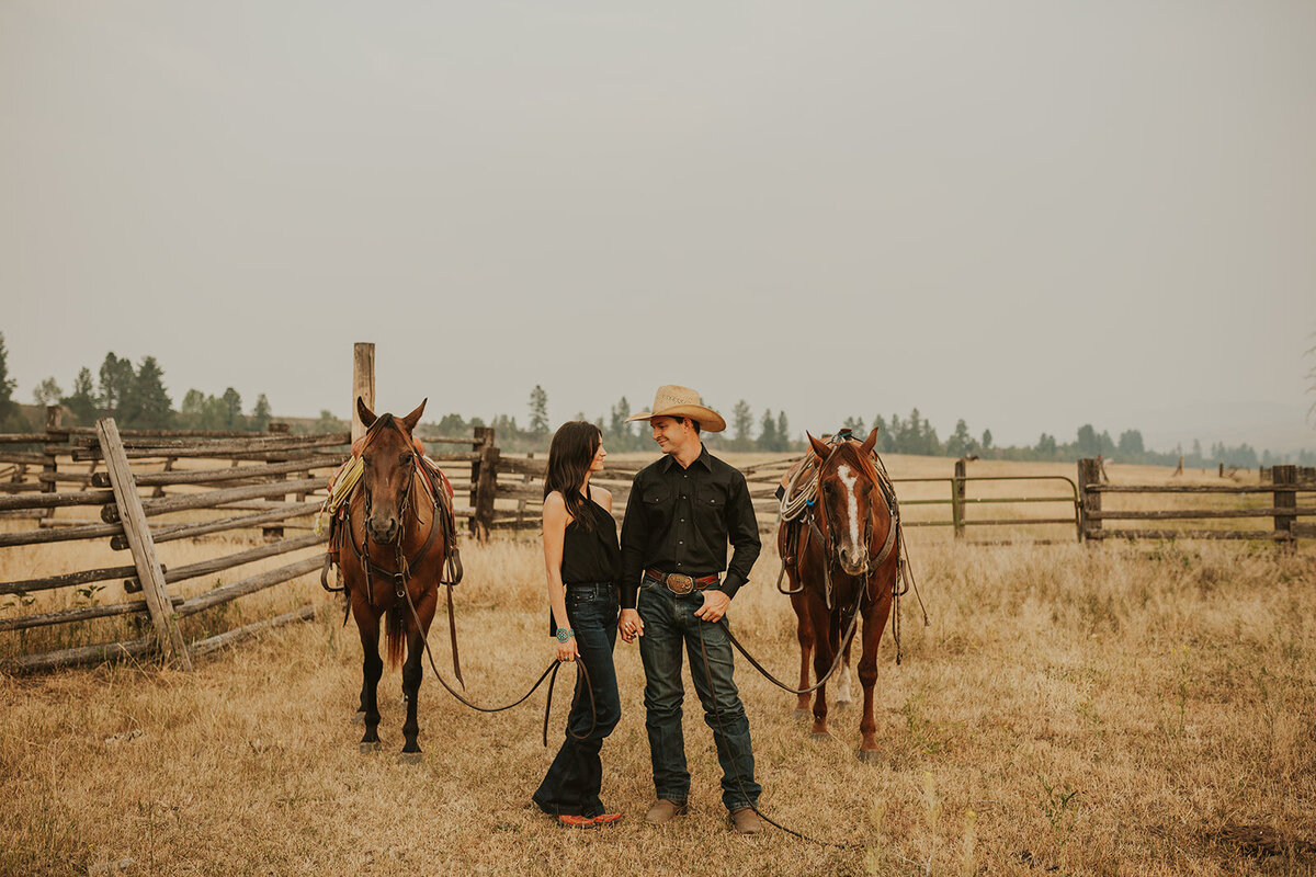 presley-gray-horseback-western-montana-engagement2018