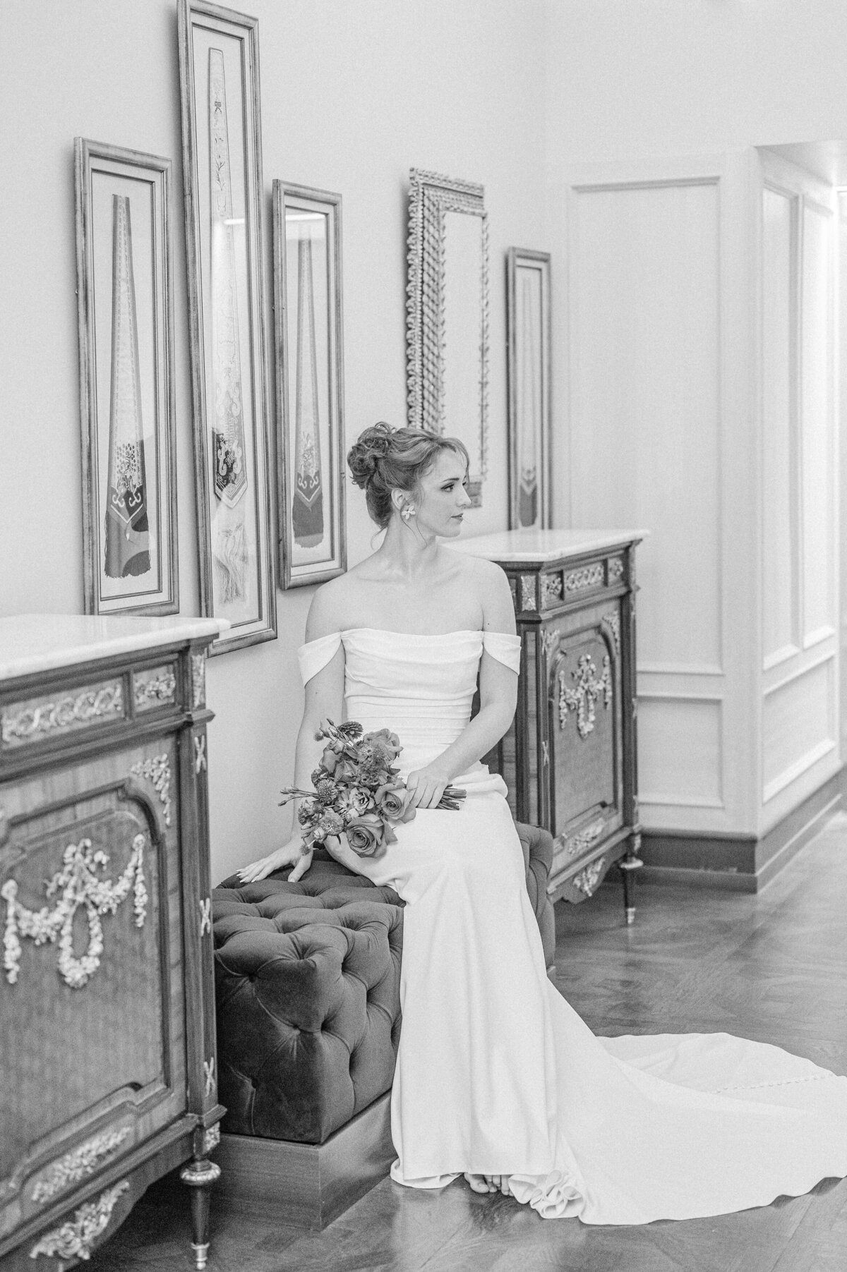 bride poses at the Lincoln Commercial Club