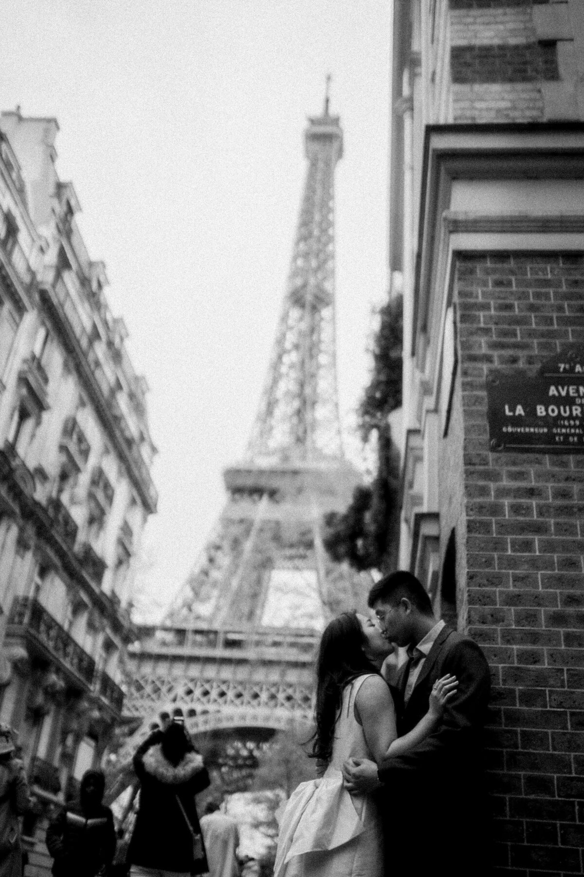 095-Paris-Engagement-Cinematic-Romance-travel-Editorial-Luxury-Fine-Art-Lisa-Vigliotta-Photography