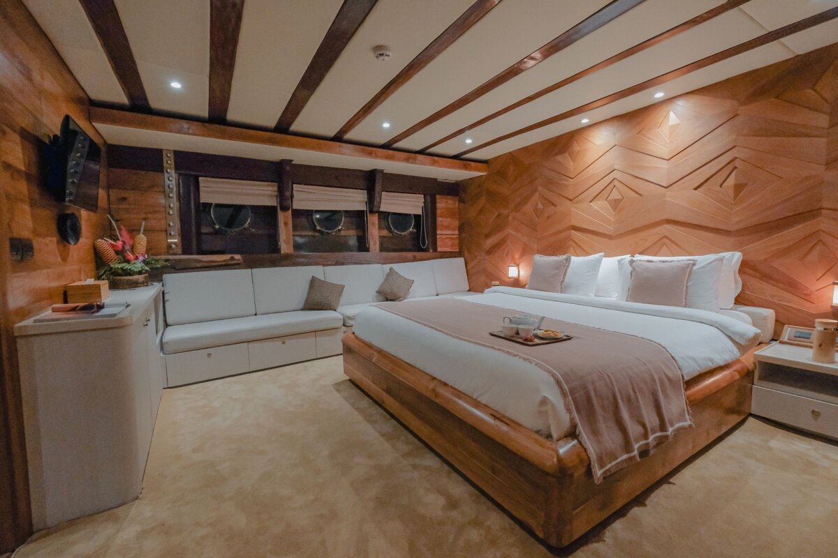 Lamima: Discover a new level of opulence as you navigate the stunning waters of Indonesia on this magnificent yacht.