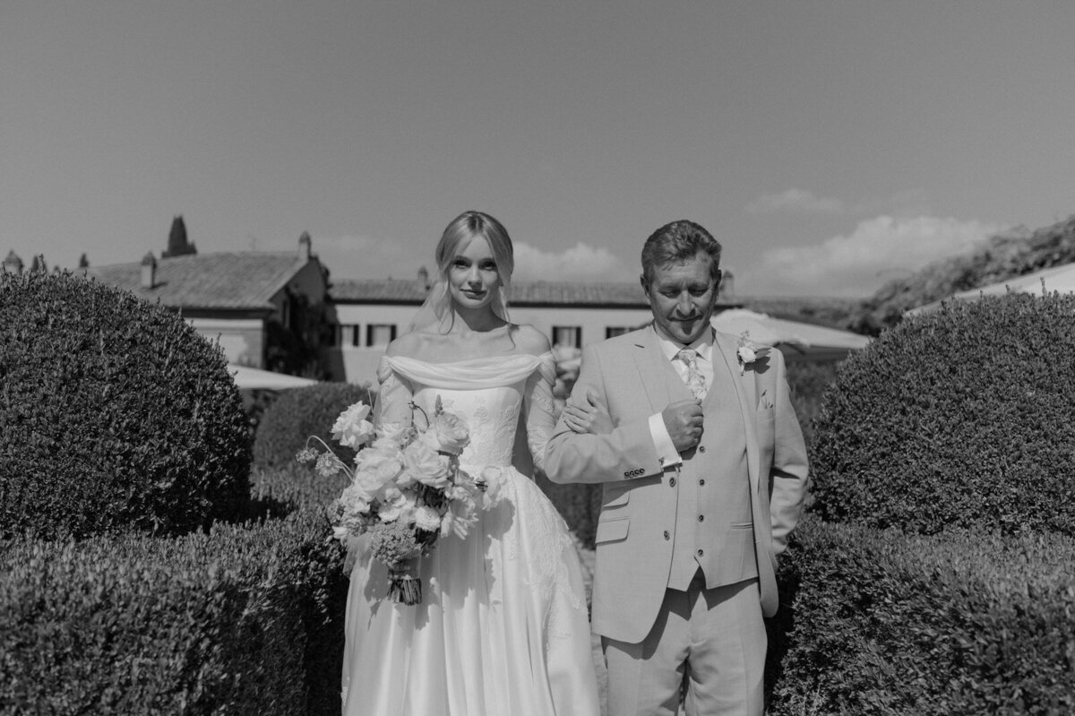 Flora_And_Grace_La_Foce_Tuscany_Editorial_Wedding_Photographer (500 von 2643)