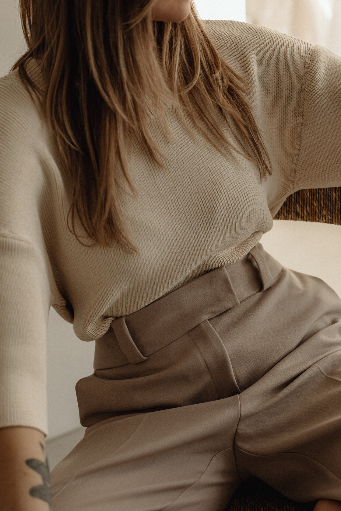 kaboompics_simplistic-sophistication-a-fashion-photoshoot-with-a-stunning-model-in-neutral-minimalist-outfits-30915