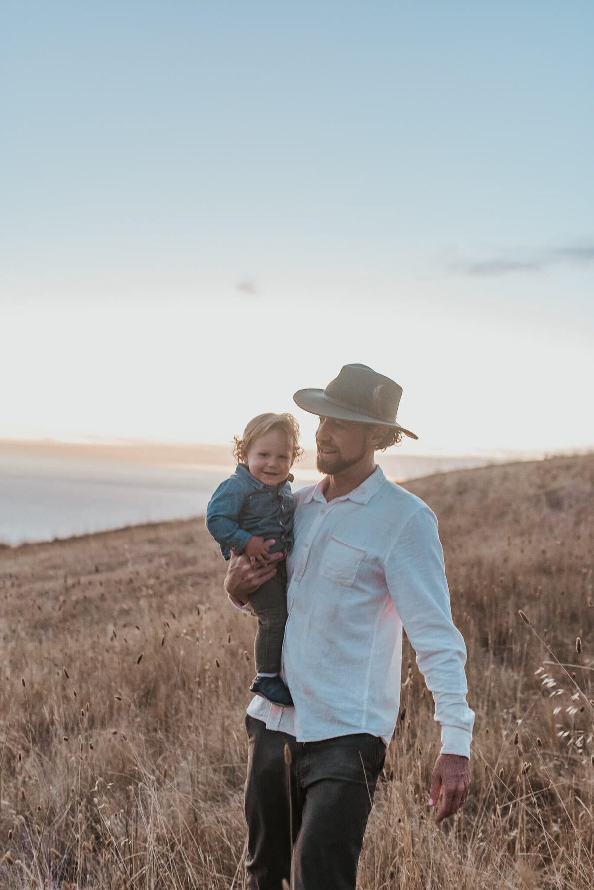 dad-and-baby-at-golden-hour-with-ocean-view