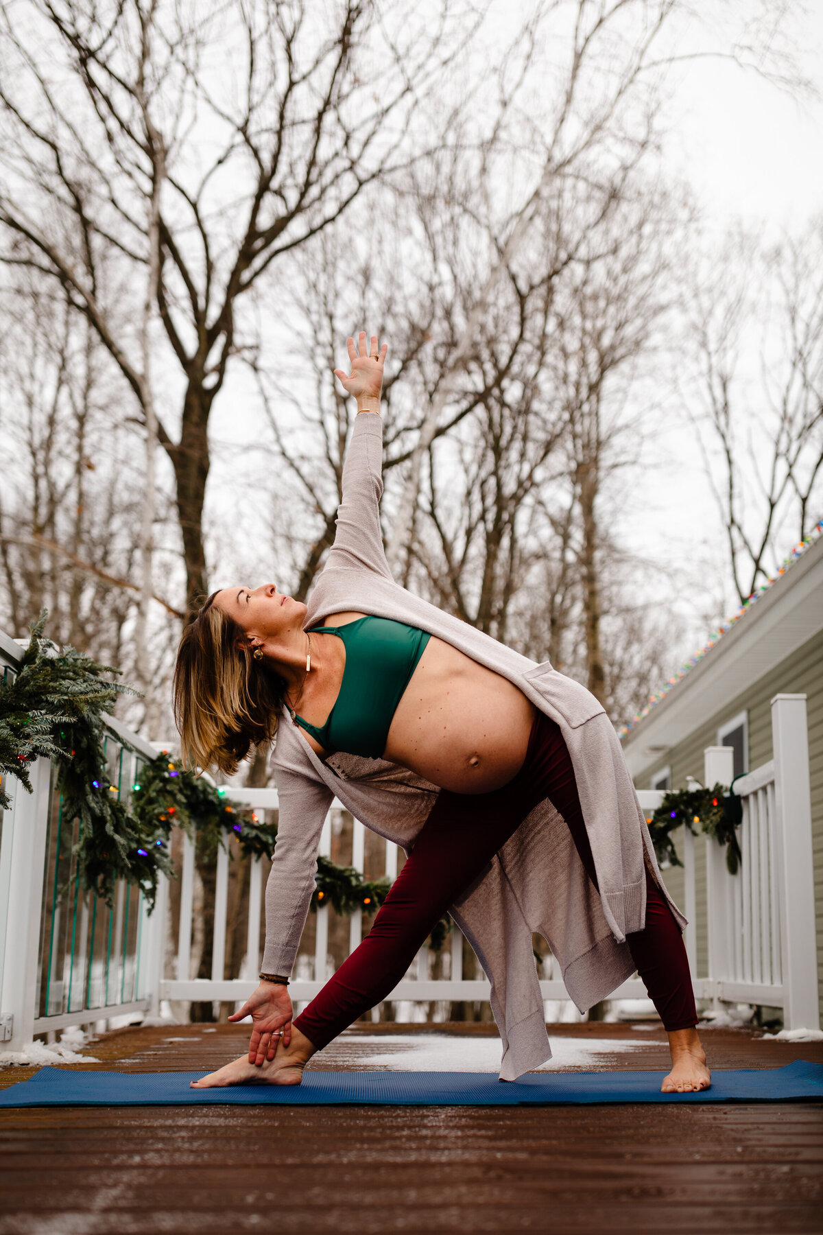 maternity-pregnant-mom-yoga