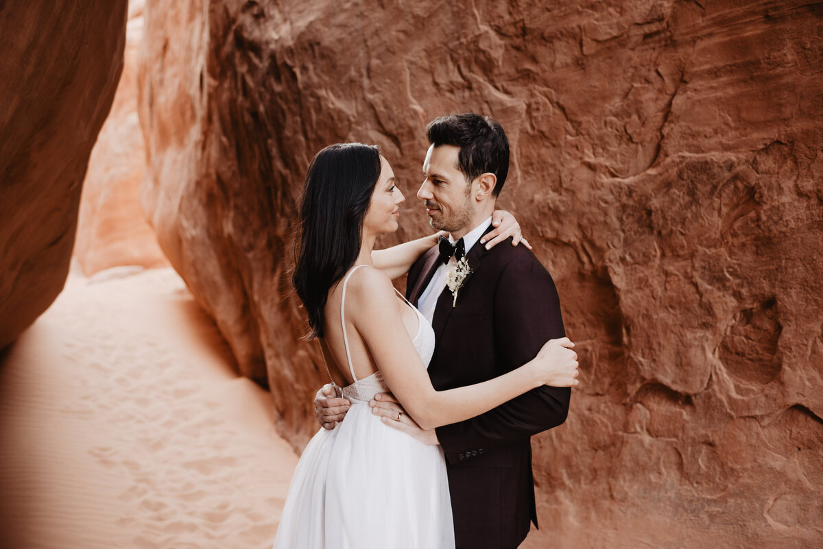 Utah elopement photographer captures bride and groom embracing