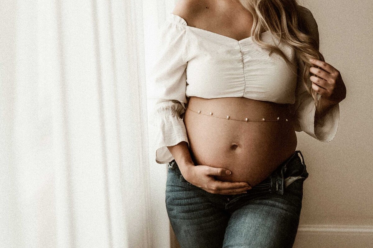 jeans-white-top-maternity-session