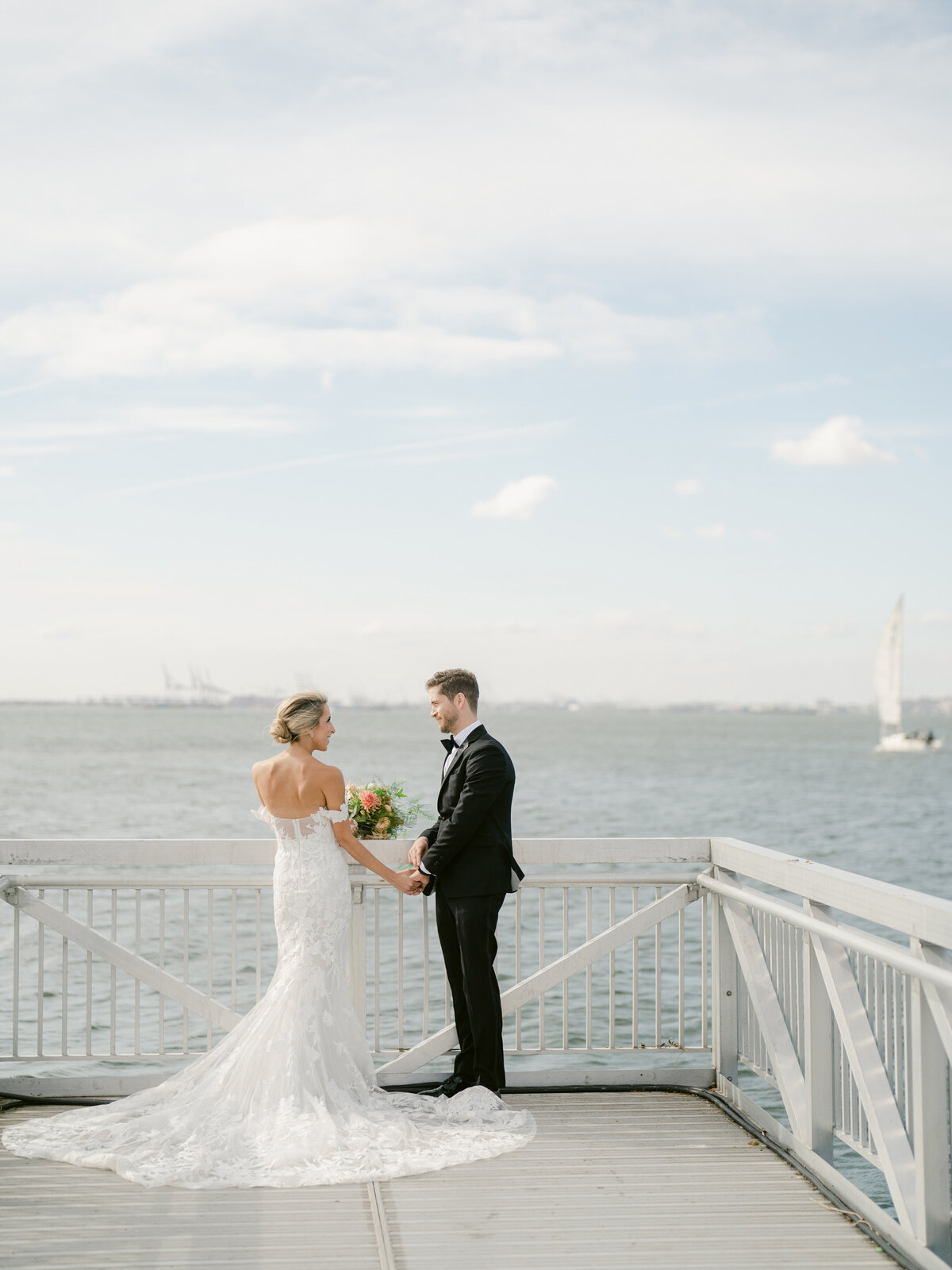 libertywarehouse-newyorkwedding-weddingwithaview-felixfeyginphotography-016