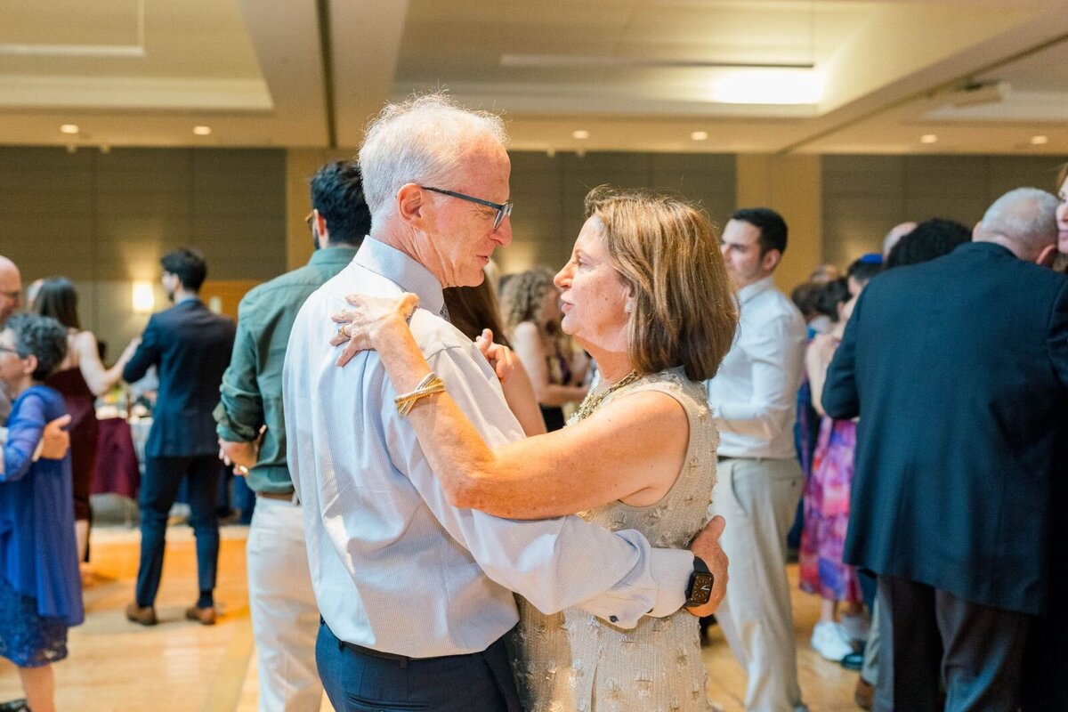 processed_ElianaMelmedPhotography_JewishWeddingPhotographer_ShulaNoah_Dancing-239