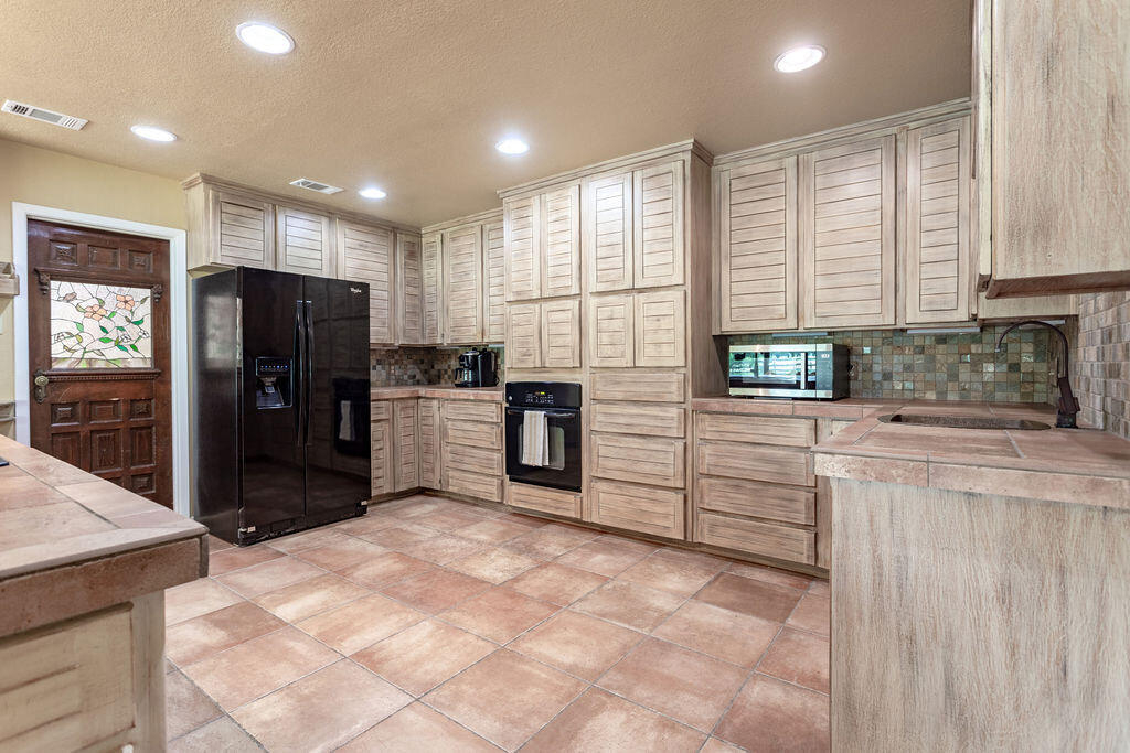 Fully equipped, spacious kitchen in this 5-bedroom, 4-bathroom vacation rental house for 16+ guests with pool, free wifi, guesthouse and game room just 20 minutes away from downtown Waco, TX.