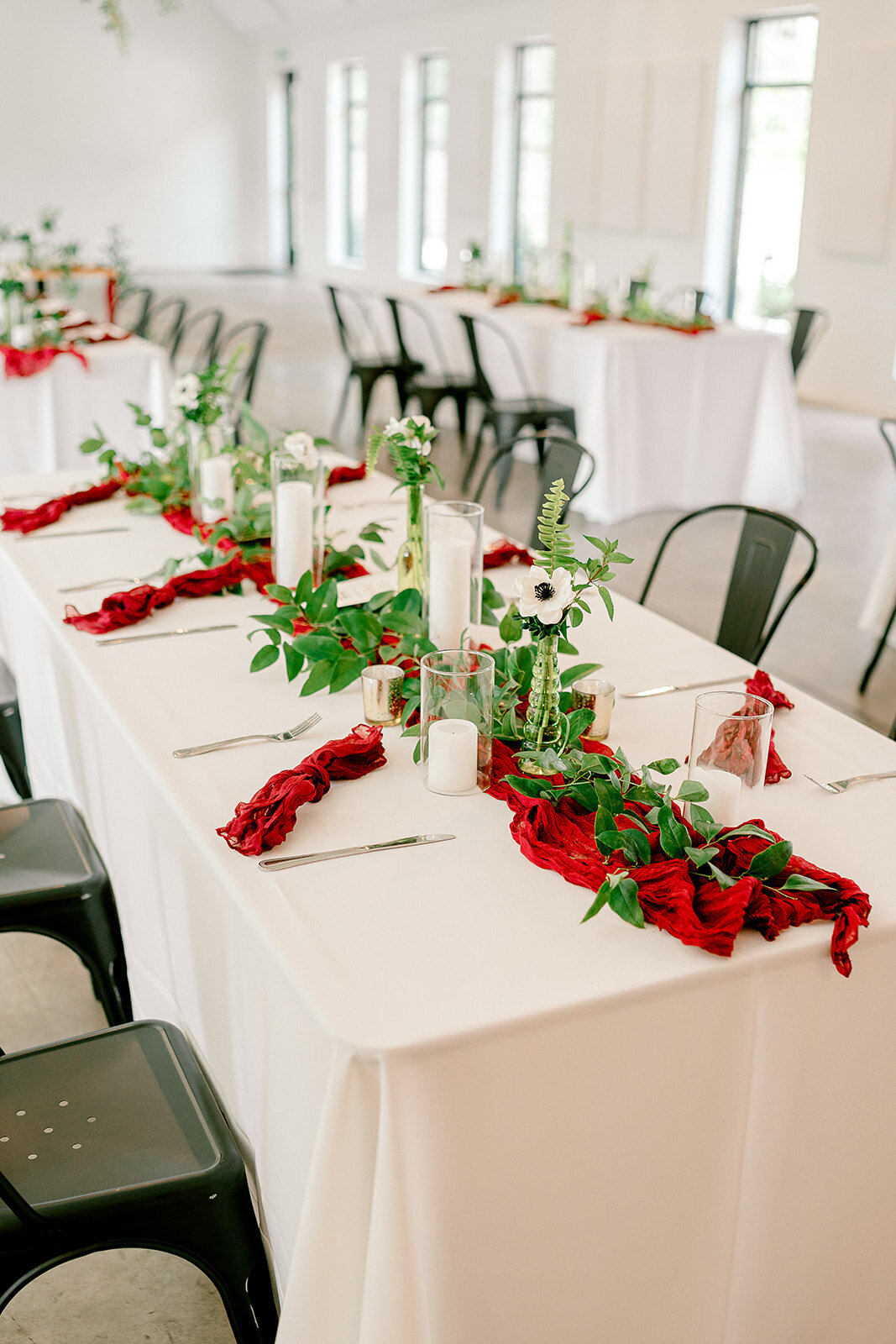 Table setting with red and green tablescape