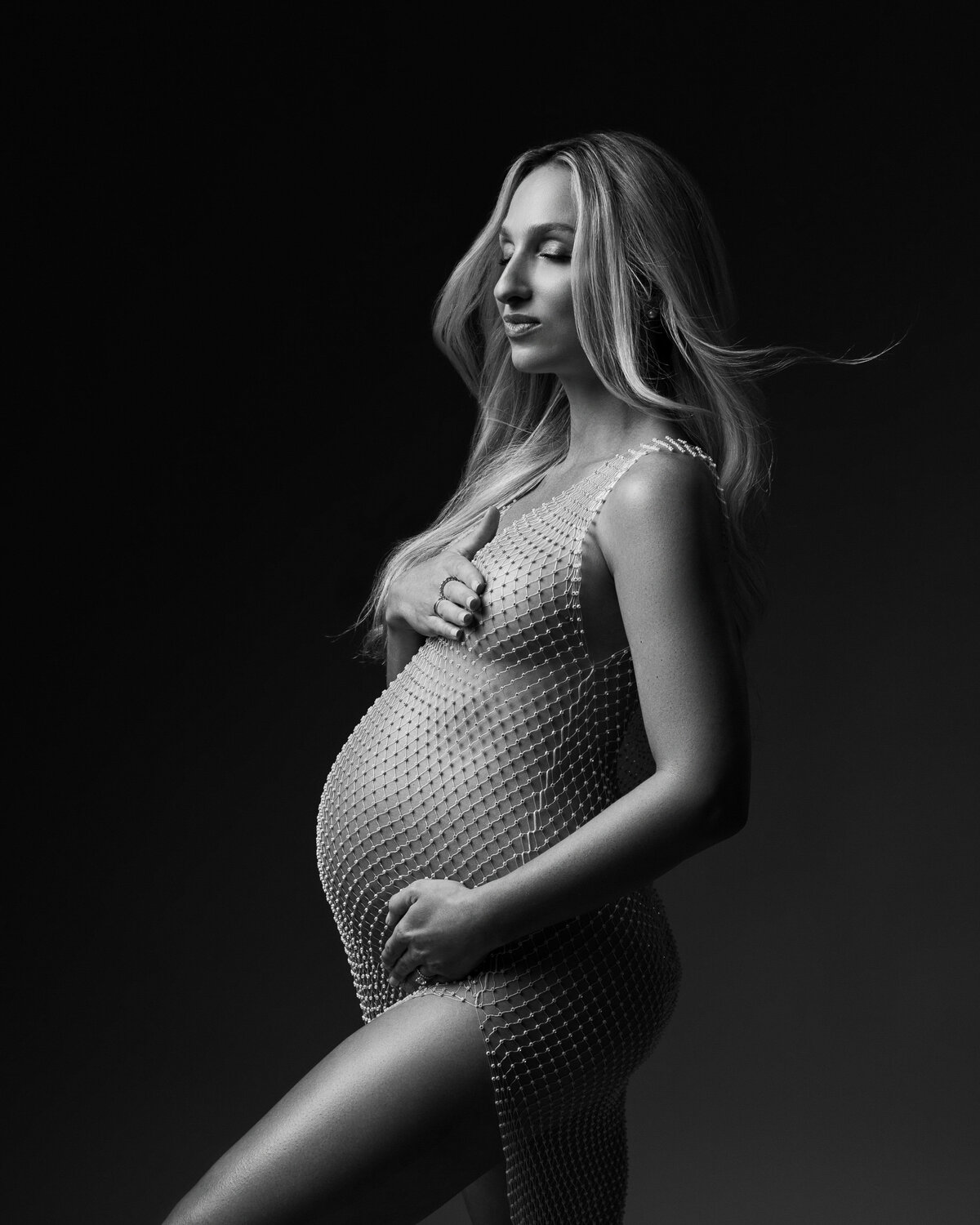 Classic and timeless maternity photo in black and white