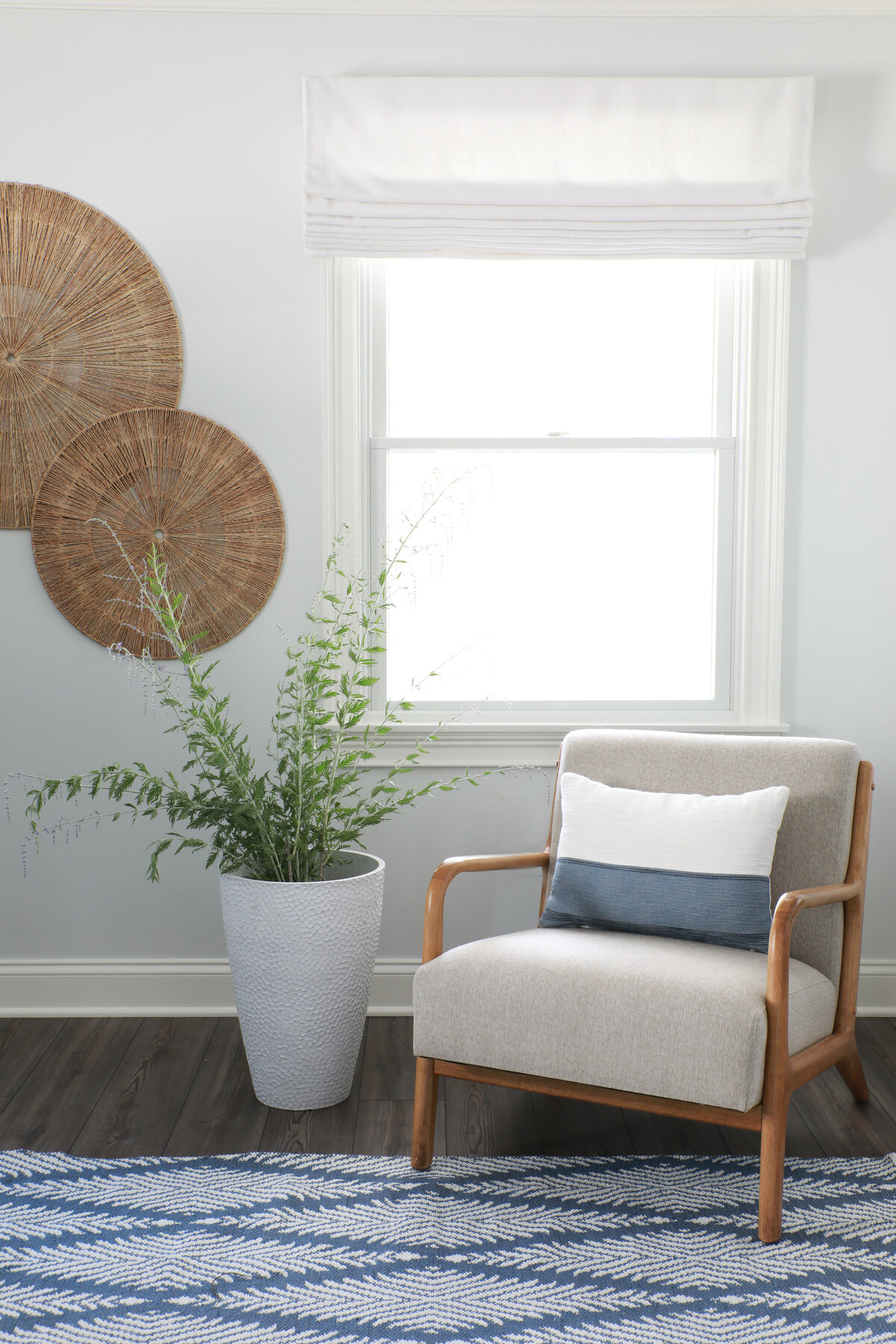 MODERN-CHAIR-WITH-WOVEN-WALL-ART-AND-ROMAN-SHADE