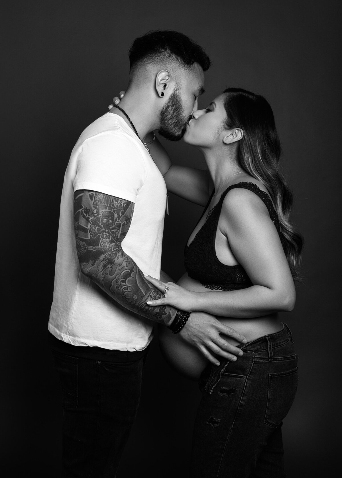 Black and white maternity couple shot by Daisy Rey Photography