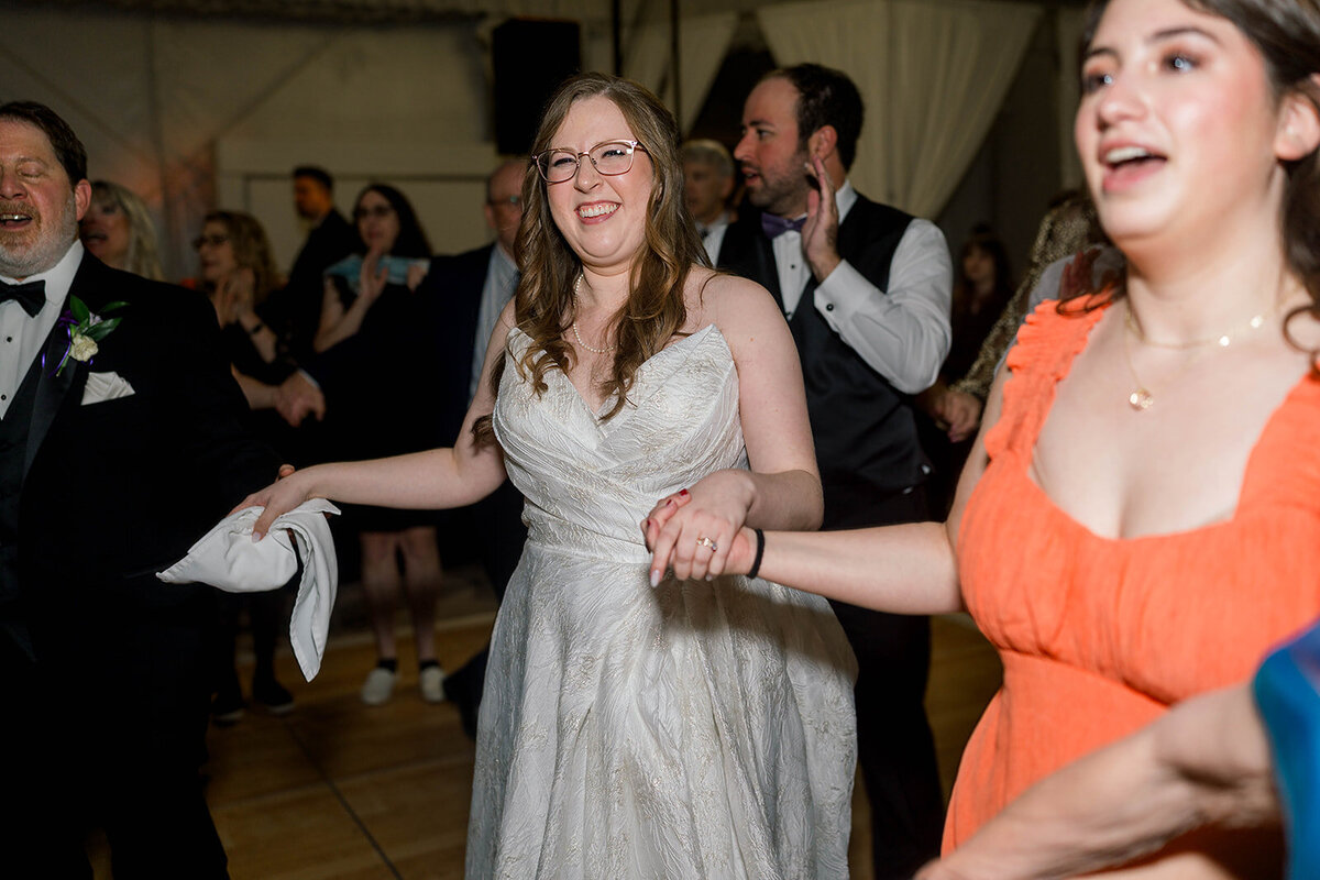 Eliana-Melmed-Photography-Chicago-LosAngeles-Jewish-WeddingPhotography-SimchaDancing-00193