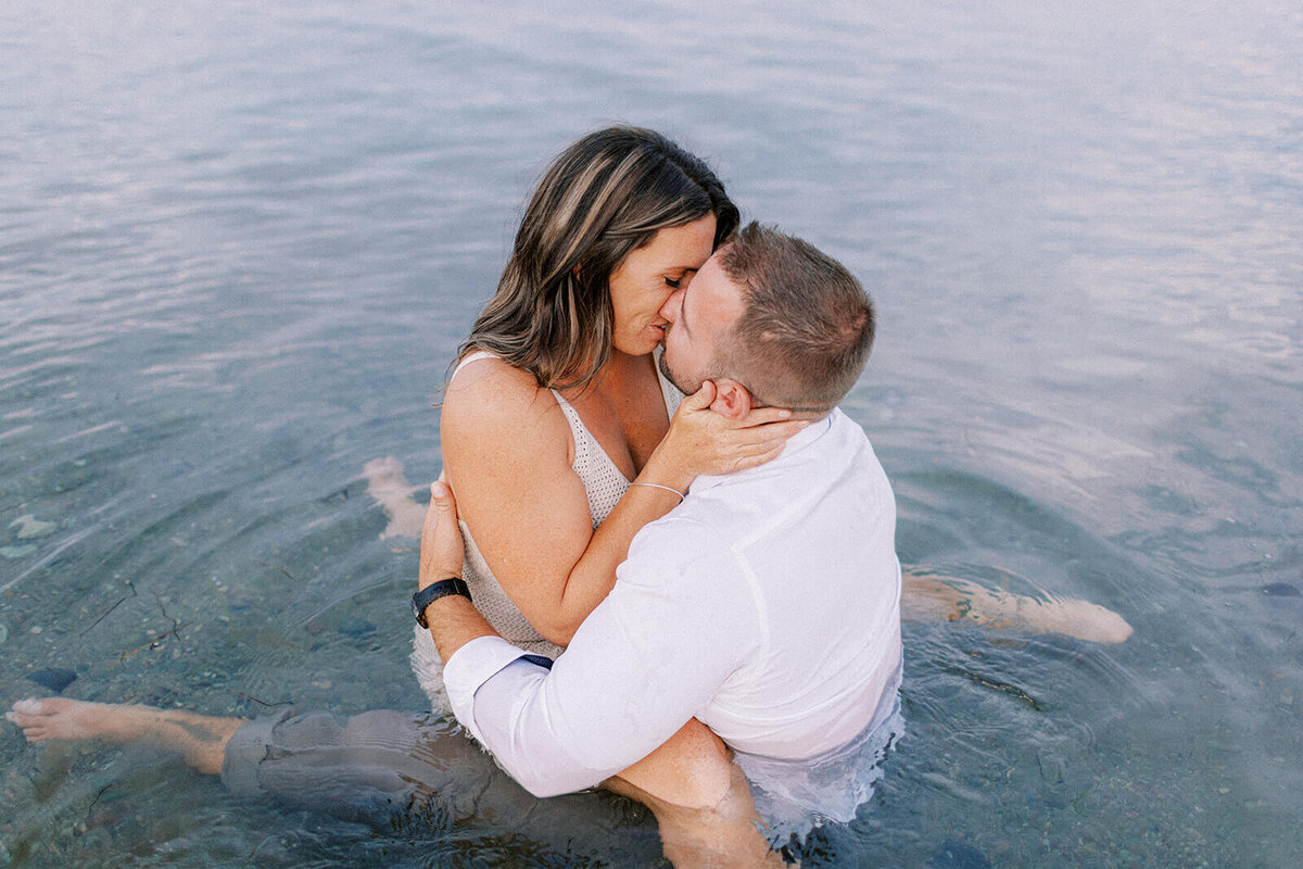 couple-in-the-water-sharing-kiss