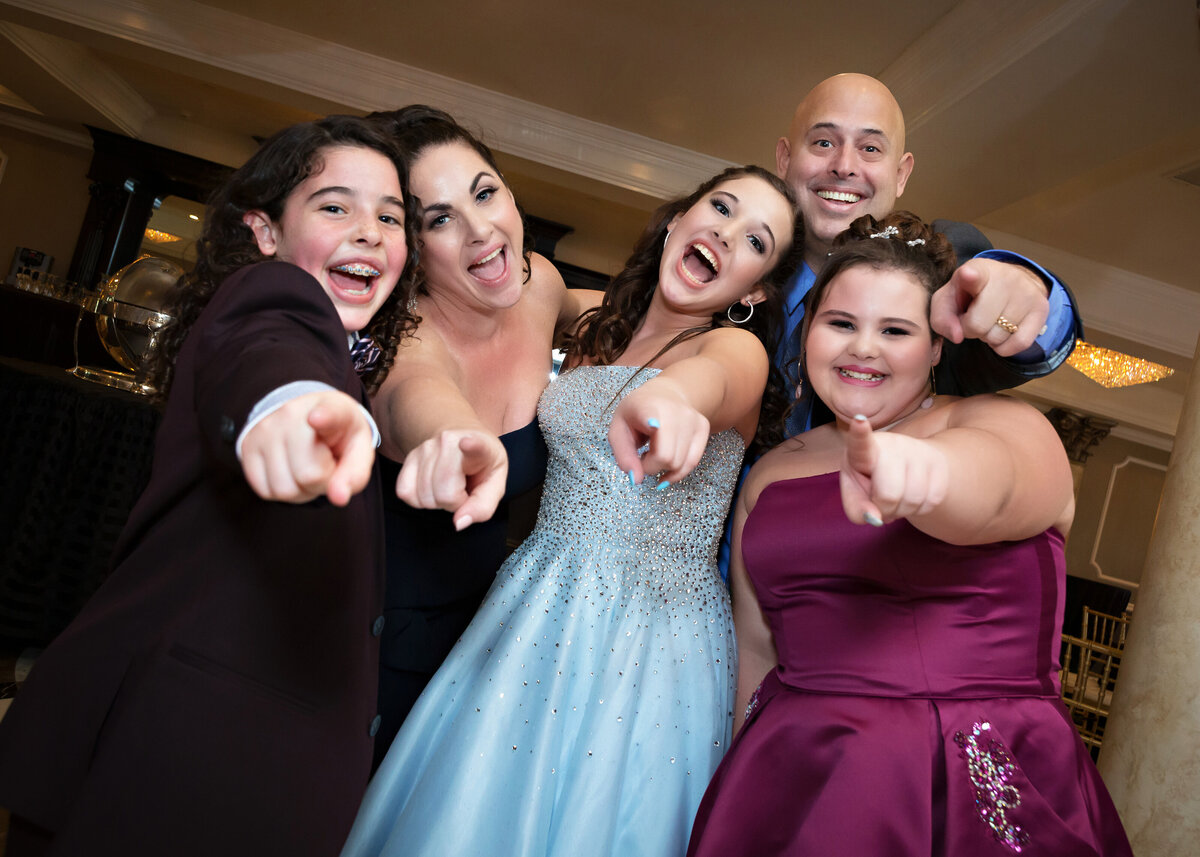 bat-mitzvah-family-photo-smiling-pointing-nj