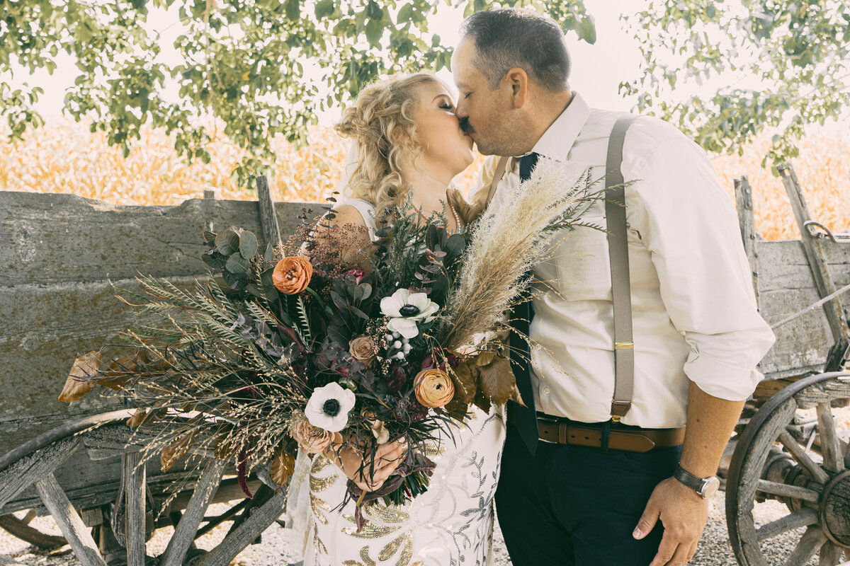 Bohemian Wedding Photography style by 4Karma. Couple portrait with rustic bouquet