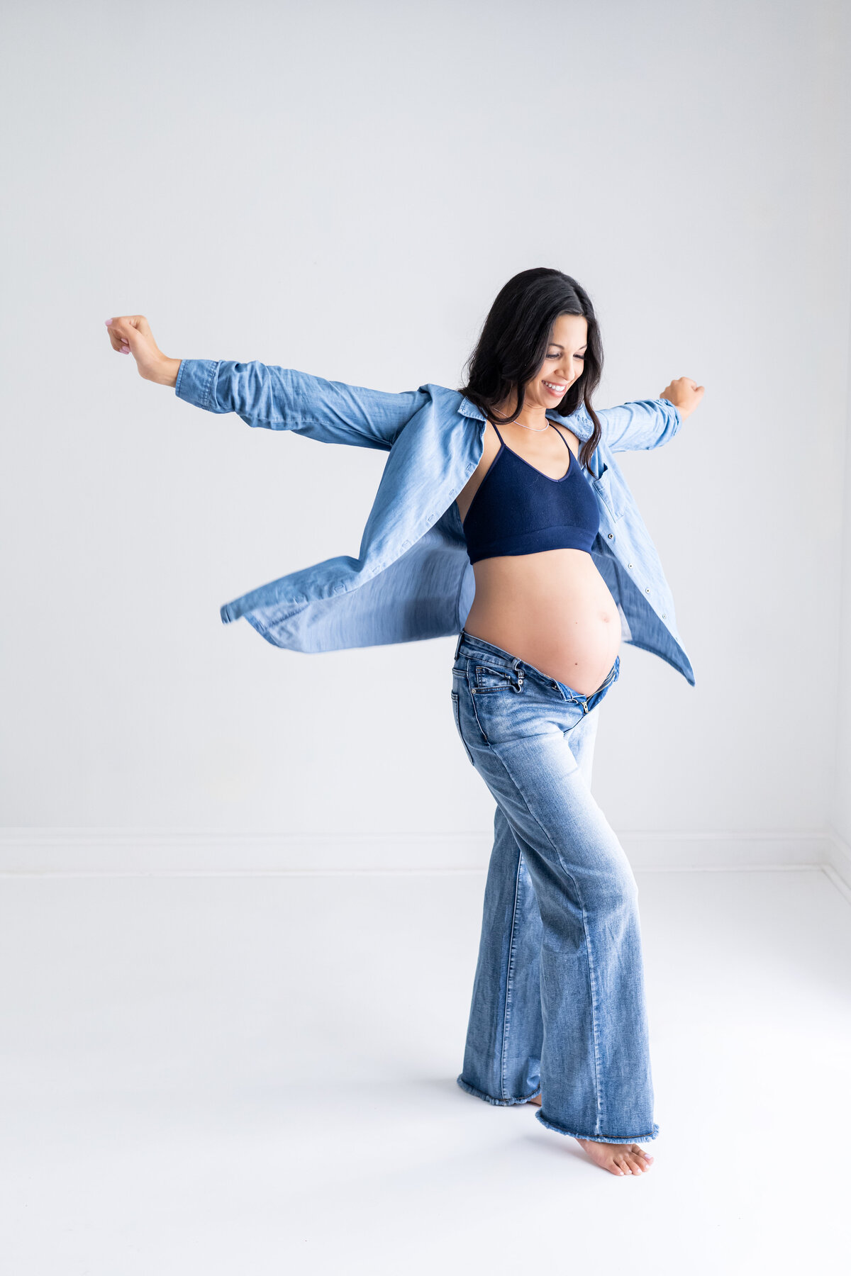 Expectant mother posing for maternity pictures in the Hintsville Alabama studio