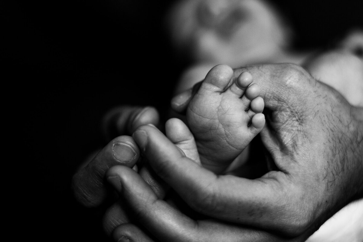black and white baby feet Toronto newborn photography