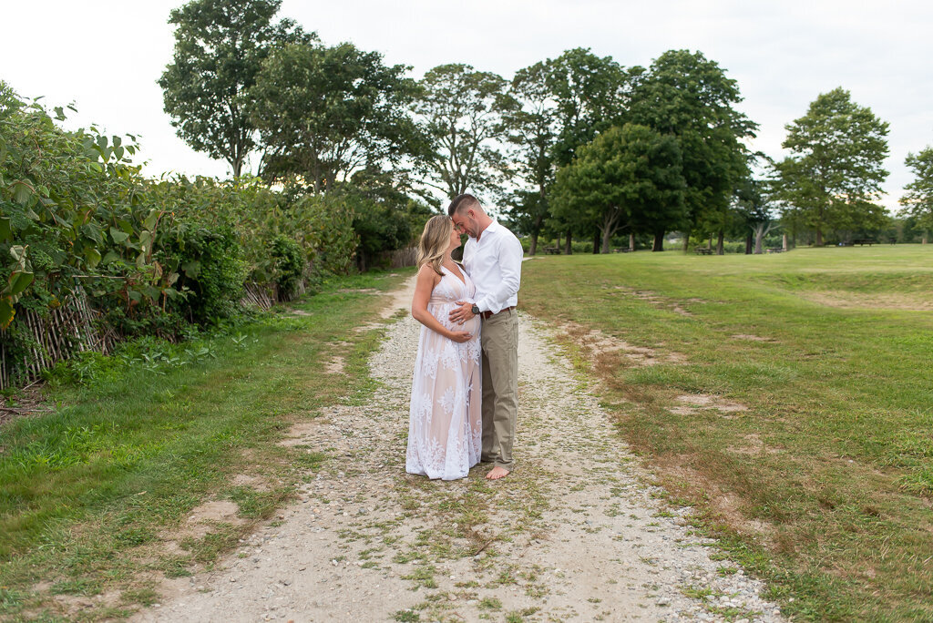Couple kissing at beach |Sharon Leger Photography || Canton, CT || Family & Newborn Photographer