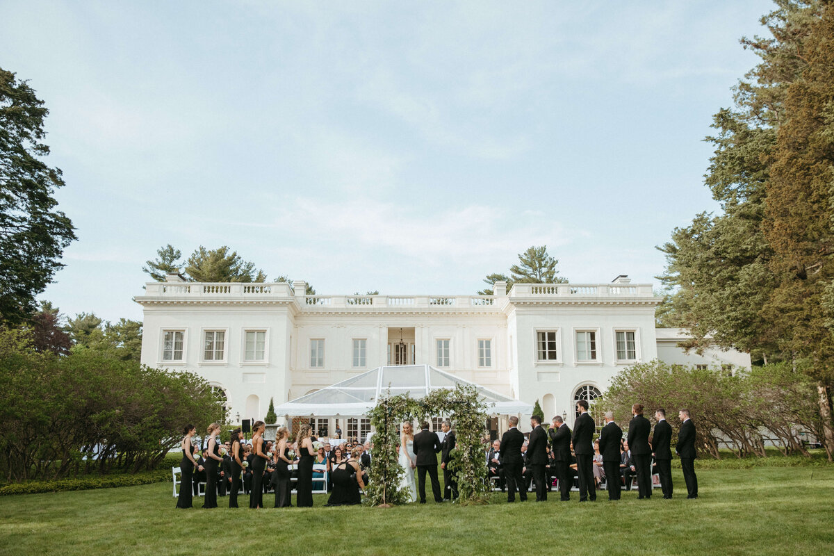 Bridal party outside wadsworth mansion