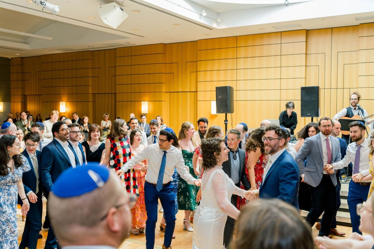 Eliana-Melmed-Photography-Chicago-LosAngeles-Jewish-WeddingPhotography-ShulaNoah-Simcha-Dancing-00166