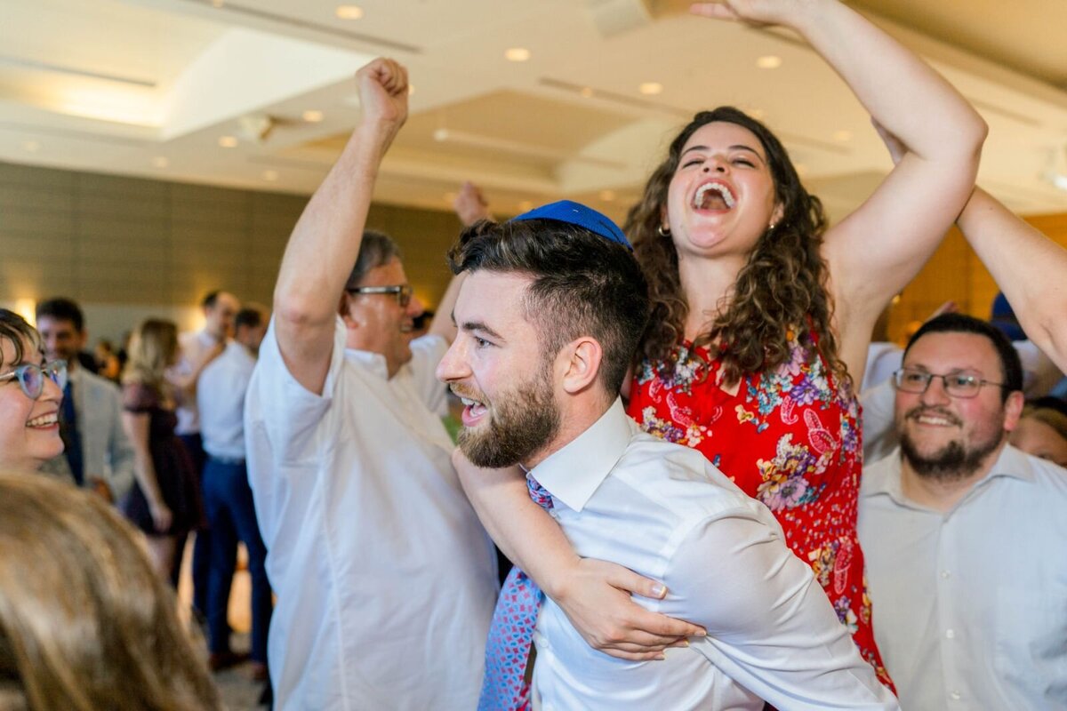 Eliana-Melmed-Photography-Chicago-LosAngeles-Jewish-WeddingPhotography-ShulaNoah-Simcha-Dancing-00011