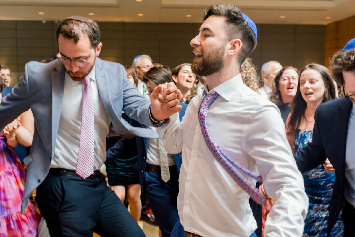 Eliana-Melmed-Photography-Chicago-LosAngeles-Jewish-WeddingPhotography-ShulaNoah-Simcha-Dancing-00165
