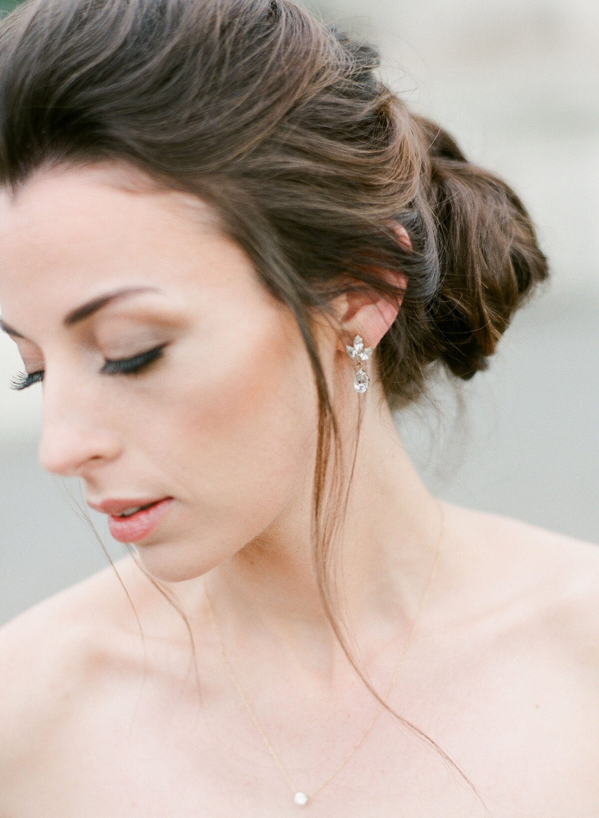 12-Paris-wedding-bride-earrings-Alexandra-Vonk-photography