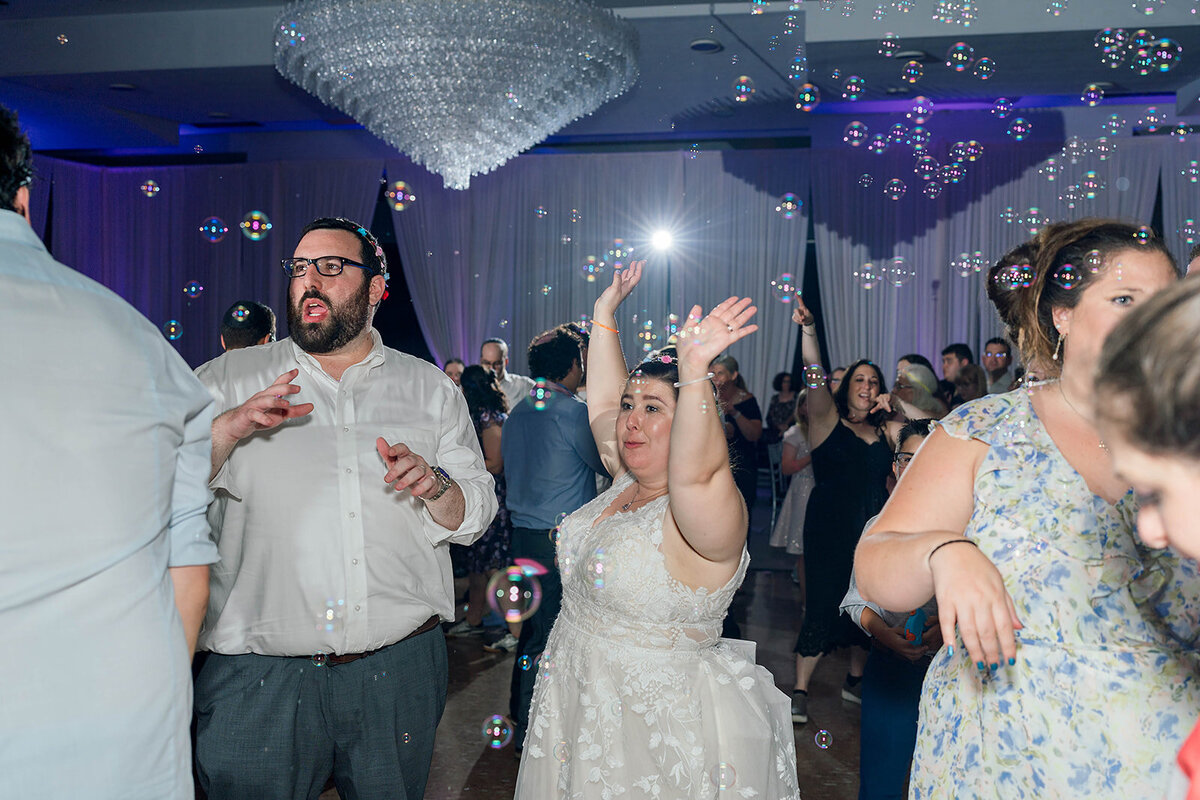 Eliana-Melmed-Photography-Chicago-LosAngeles-Jewish-WeddingPhotography-ElianaSklar-DanceFloor-00306