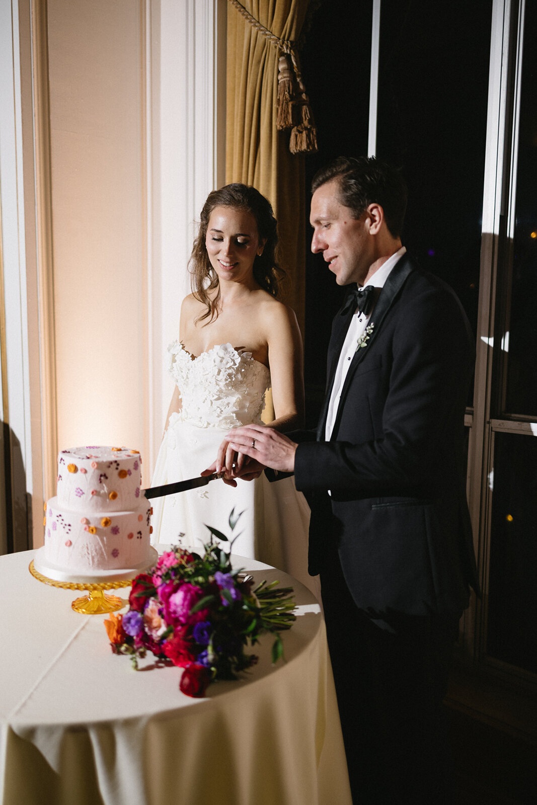 modern-detroit-bride-groom-colony-club