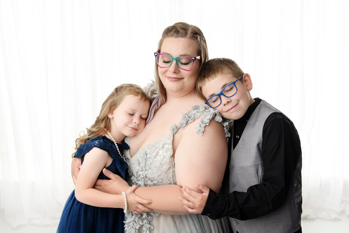 st-louis-family-photographer-mom-with-son-and-daughter-cuddling-together-with-eyes-closed