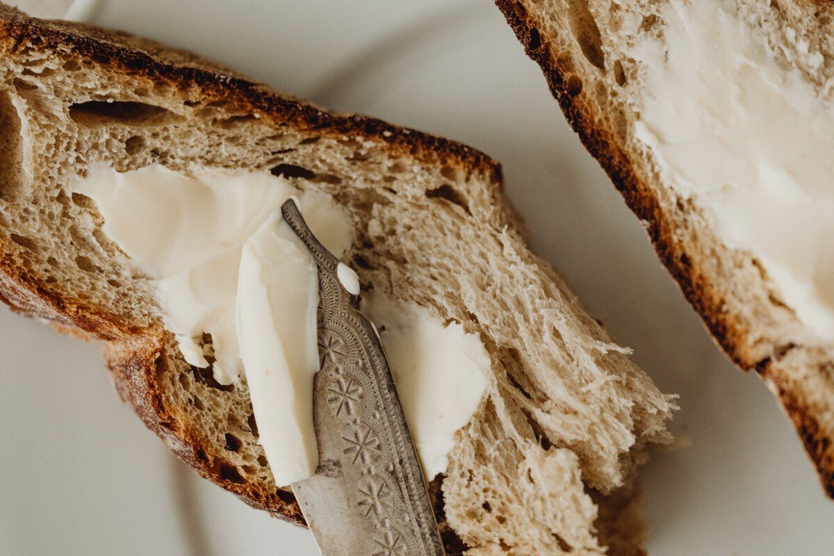 kaboompics_lunch-with-bread-white-wine-olives-butter-camembert-cheese-30588