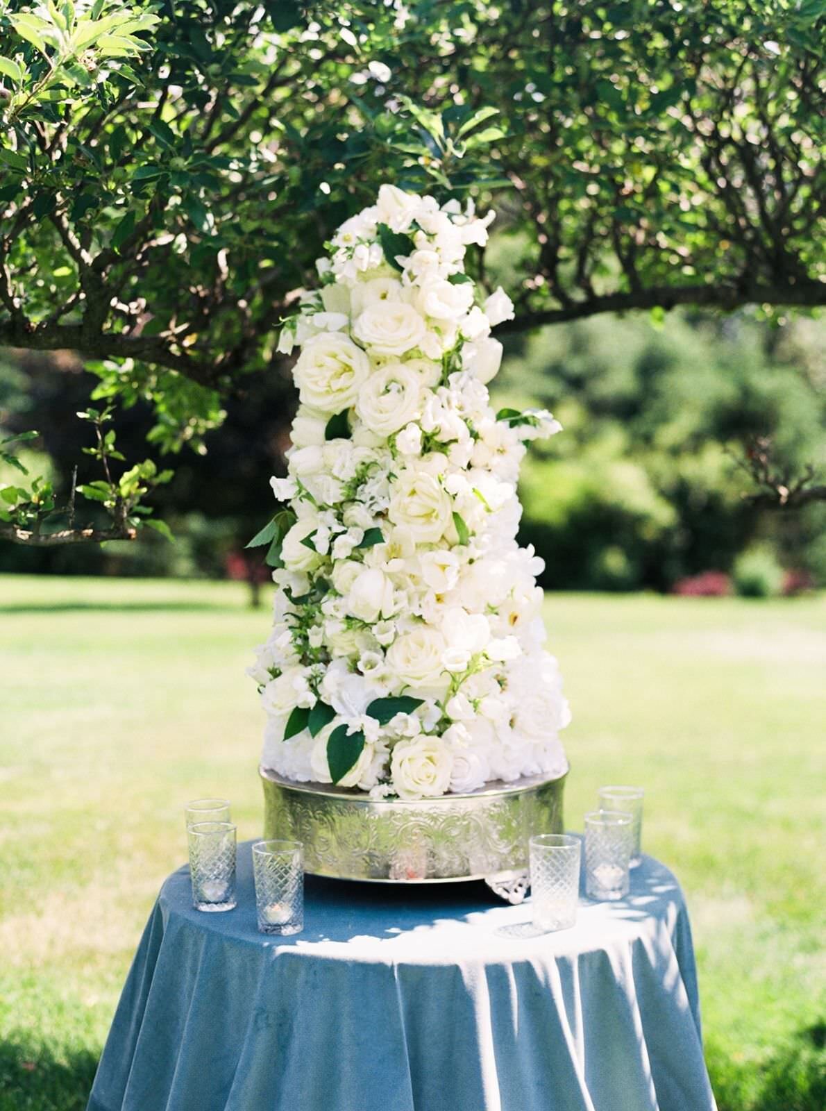 wedding-cake-greencrest-manor-wedding-Chicago-film-wedding-photographer-sarah-sunstrom-photography