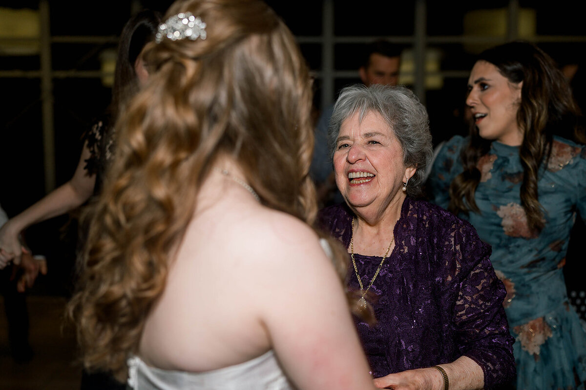 Eliana-Melmed-Photography-Chicago-LosAngeles-Jewish-WeddingPhotography-SimchaDancing-00142