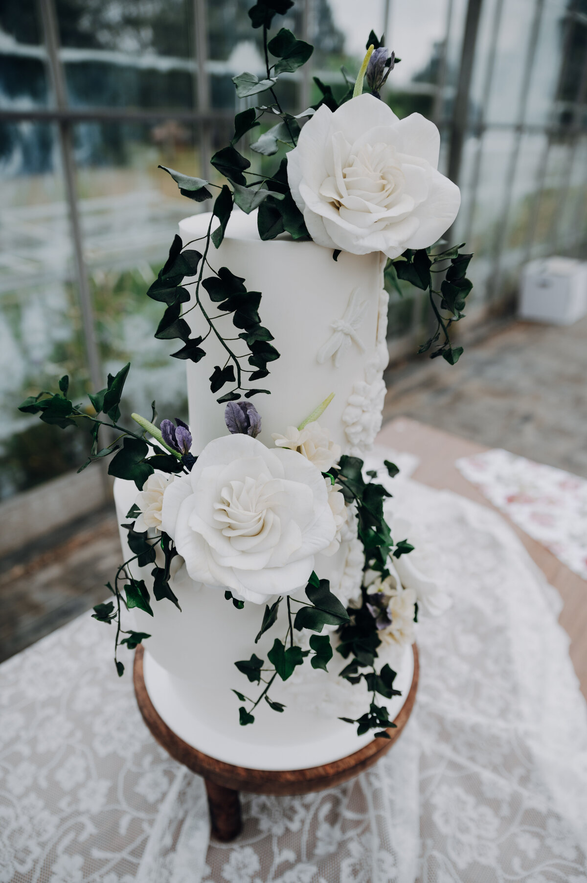 Luxury nature inspired wedding cake designer vanilla Spice Cake Studio Northamptonshire modern white textured sugar flower design